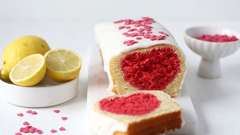 Valentinstag-Kuchen: Der Clou am Zitronenkuchen ist das eingebackene Herz. Man kann es je nach Wunsch mit Lebensmittelfarbe bunt färben.