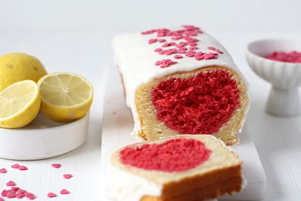 Valentinstag-Kuchen: Der Clou am Zitronenkuchen ist das eingebackene Herz. Man kann es je nach Wunsch mit Lebensmittelfarbe bunt färben.