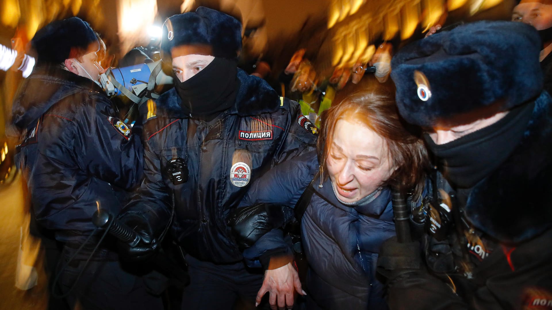 Polizisten verhaften bei einem Protest eine Anhängerin Nawalnys auf dem Roten Platz. Nawalny ist von einem Gericht in Moskau zu dreieinhalb Jahren Straflager verurteilt worden.