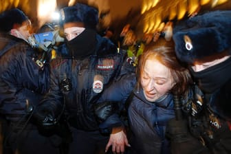 Polizisten verhaften bei einem Protest eine Anhängerin Nawalnys auf dem Roten Platz. Nawalny ist von einem Gericht in Moskau zu dreieinhalb Jahren Straflager verurteilt worden.