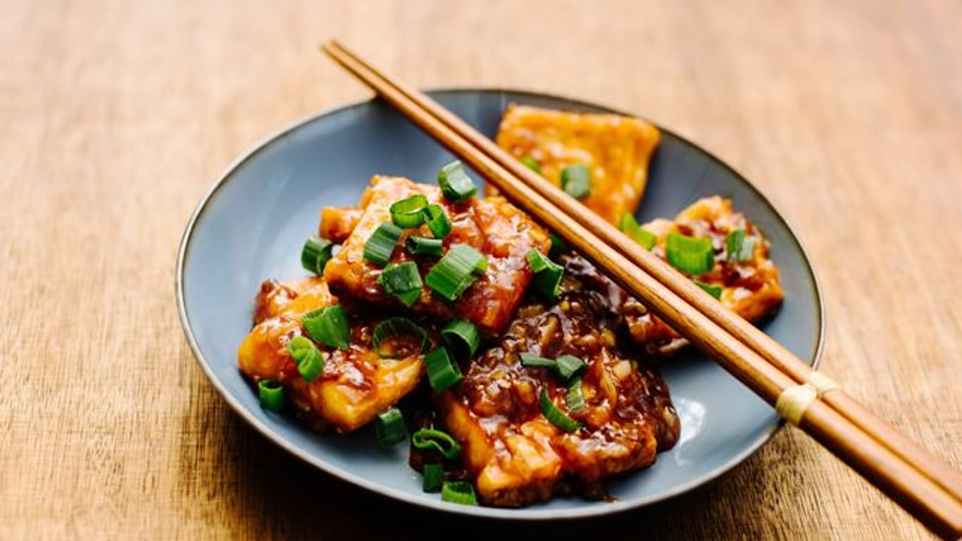 Durch unterschiedliche Zubereitungsarten und Gewürze kann man Tofu in ganz unterschiedliche Richtungen lenken.