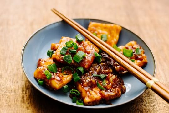 Durch unterschiedliche Zubereitungsarten und Gewürze kann man Tofu in ganz unterschiedliche Richtungen lenken.