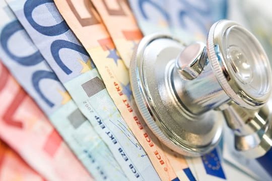 Privat oder freiwillig krankenversicherte Rentner können bei der Rentenkasse einen Zuschuss zur Krankenversicherung beantragen.