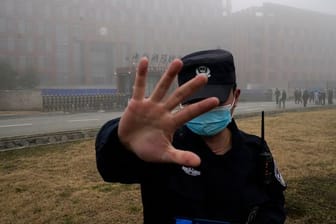 Ein Sicherheitsmann stoppt Journalisten vor dem Institut für Virologie in Wuhan.