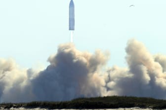 er kugelförmige Starship-Prototyp von SpaceX hebt zu einem erfolgreichen Teststart ab. Der Testflug endet mit einem Absturz, als die Rakete im Landeanflug gewesen ist.