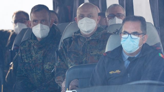 Die Soldatinnen und Soldaten der Bundeswehr nach der Ankunft in Lissabon.