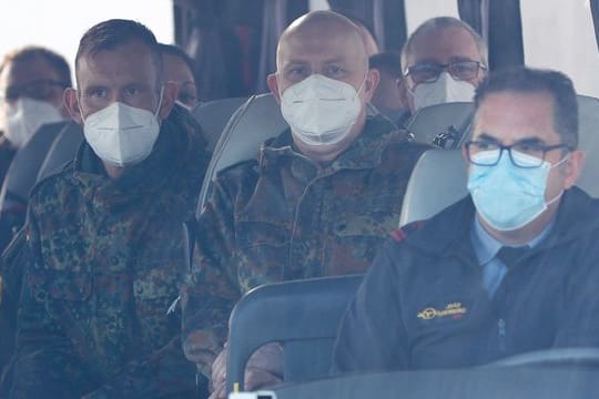 Die Soldatinnen und Soldaten der Bundeswehr nach der Ankunft in Lissabon.