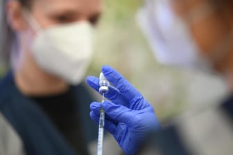 Eine Spritze mit dem Impfstoff von Pfizer-Biontech: In Deutschland sind die täglichen Infektionszahlen weiter auf hohem Niveau.