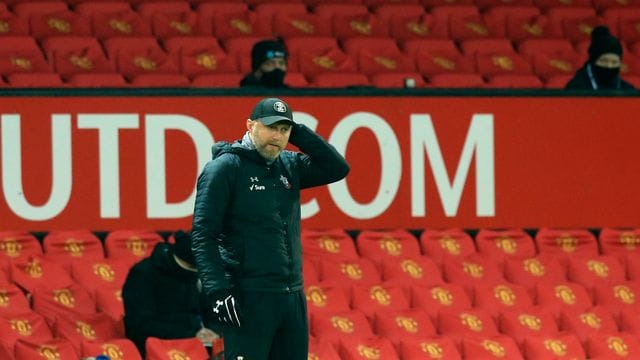 Ralph Hasenhüttl, Trainer des FC Southampton, verfolgt das Spiel. Ralph Hasenhüttl, Trainer des FC Southampton, verfolgt das Spiel.