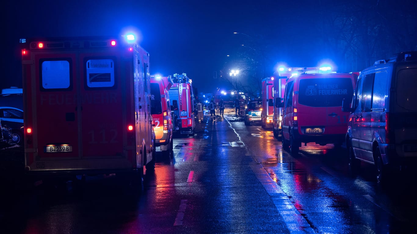 Einsatzfahrzeuge von Polizei und Feuerwehr stehen am Treptower Park: Bei einem schweren Autounfall in Berlin-Treptow sind drei Menschen ums Leben gekommen.