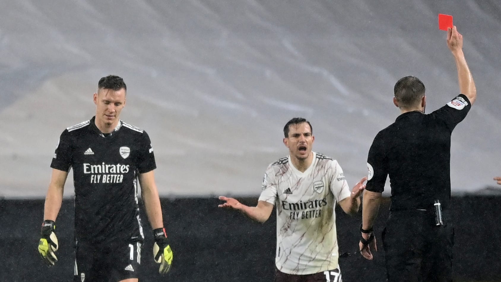 Bernd Leno (l.) musste vorzeitig vom Platz.