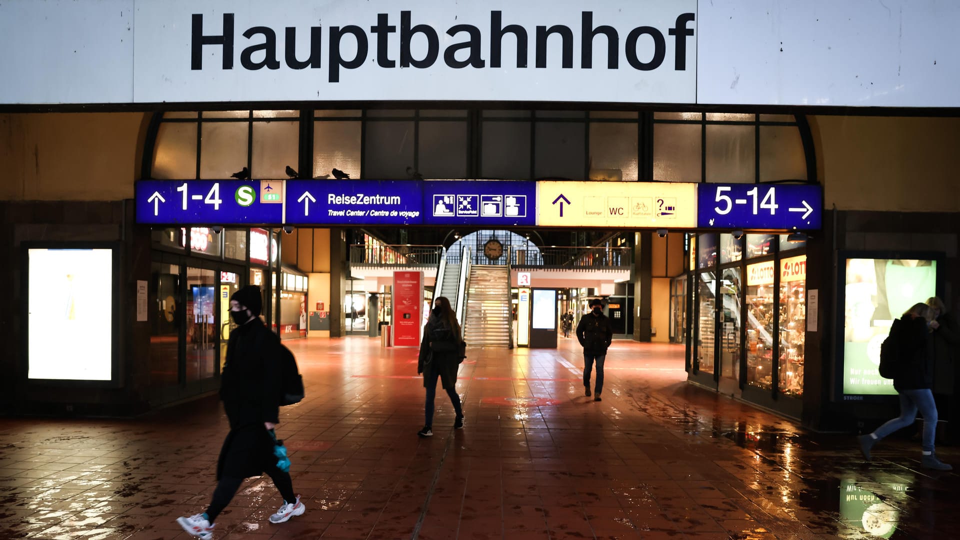 Nur wenige Passanten sind am Morgen in der Wandelhalle im Hauptbahnhof unterwegs (Archivbild): Bei Gewaltdelikten lag der Hamburger Hauptbahnhof im vergangenen Halbjahr deutschlandweit vorn. Nur wenige Passanten sind am Morgen in der Wandelhalle im Hauptbahnhof unterwegs (Archivbild): Bei Gewaltdelikten lag der Hamburger Hauptbahnhof im vergangenen Halbjahr deutschlandweit vorn.