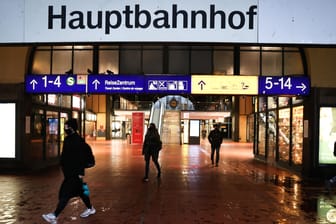 Nur wenige Passanten sind am Morgen in der Wandelhalle im Hauptbahnhof unterwegs (Archivbild): Bei Gewaltdelikten lag der Hamburger Hauptbahnhof im vergangenen Halbjahr deutschlandweit vorn.