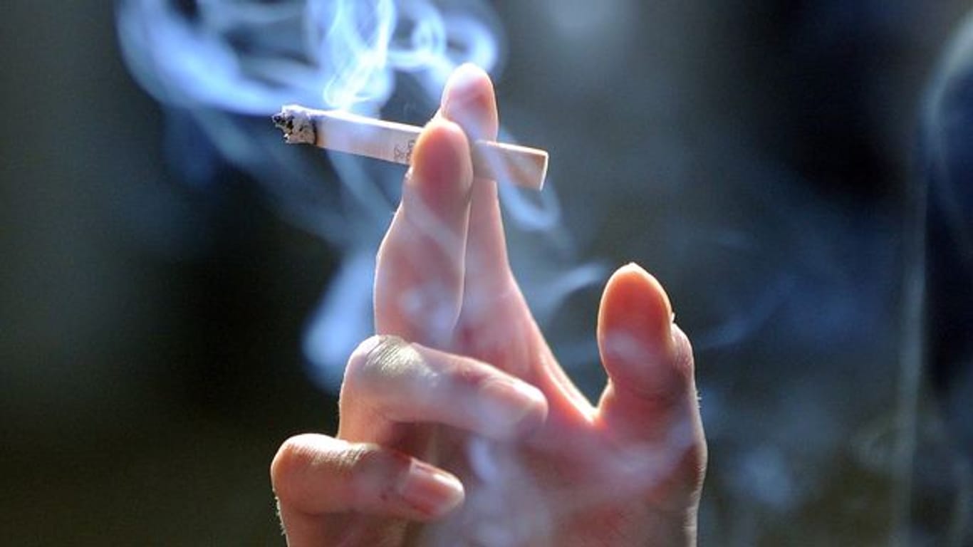 Raucher haben in der Corona-Pandemie der Drogenbeauftragten zufolge ein erhöhtes Risiko für einen schweren Verlauf.