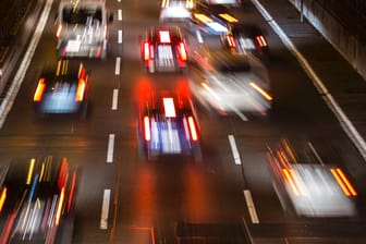 Ein Auto wechselt die Spur (Symbolbild): Ein Streit zwischen mehreren Verkehrsteilnehmern ist zu einer Schlägerei ausgeartet.