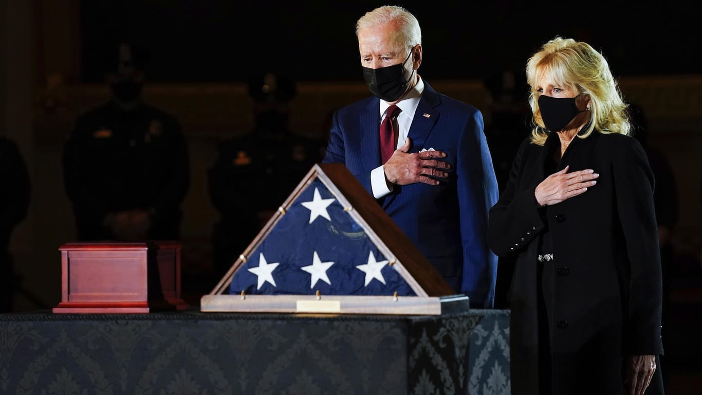 Joe Biden, Präsident der USA, und First Lady Jill Biden stehen vor der Urne des getöteten Polizisten Brian Sicknick: Er war Anfang Januar bei Sturm auf das Kapitol verletzt worden und am Tag darauf gestorben.