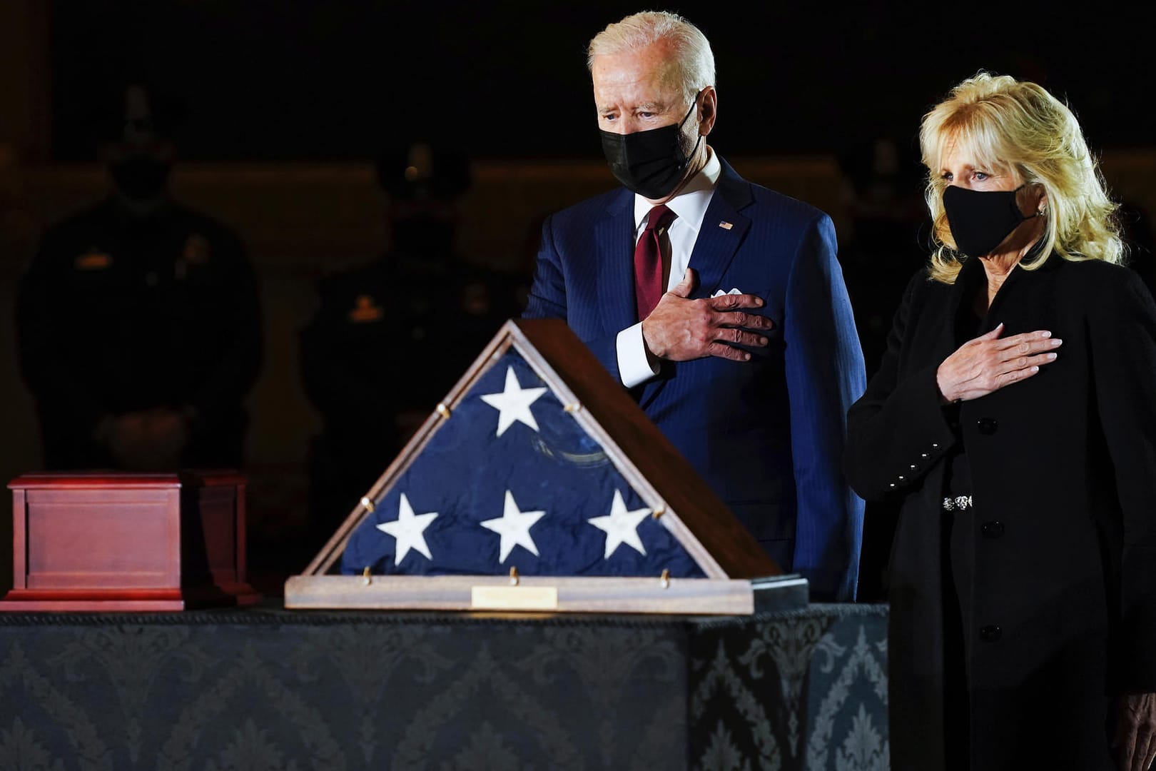 Joe Biden, Präsident der USA, und First Lady Jill Biden stehen vor der Urne des getöteten Polizisten Brian Sicknick: Er war Anfang Januar bei Sturm auf das Kapitol verletzt worden und am Tag darauf gestorben.