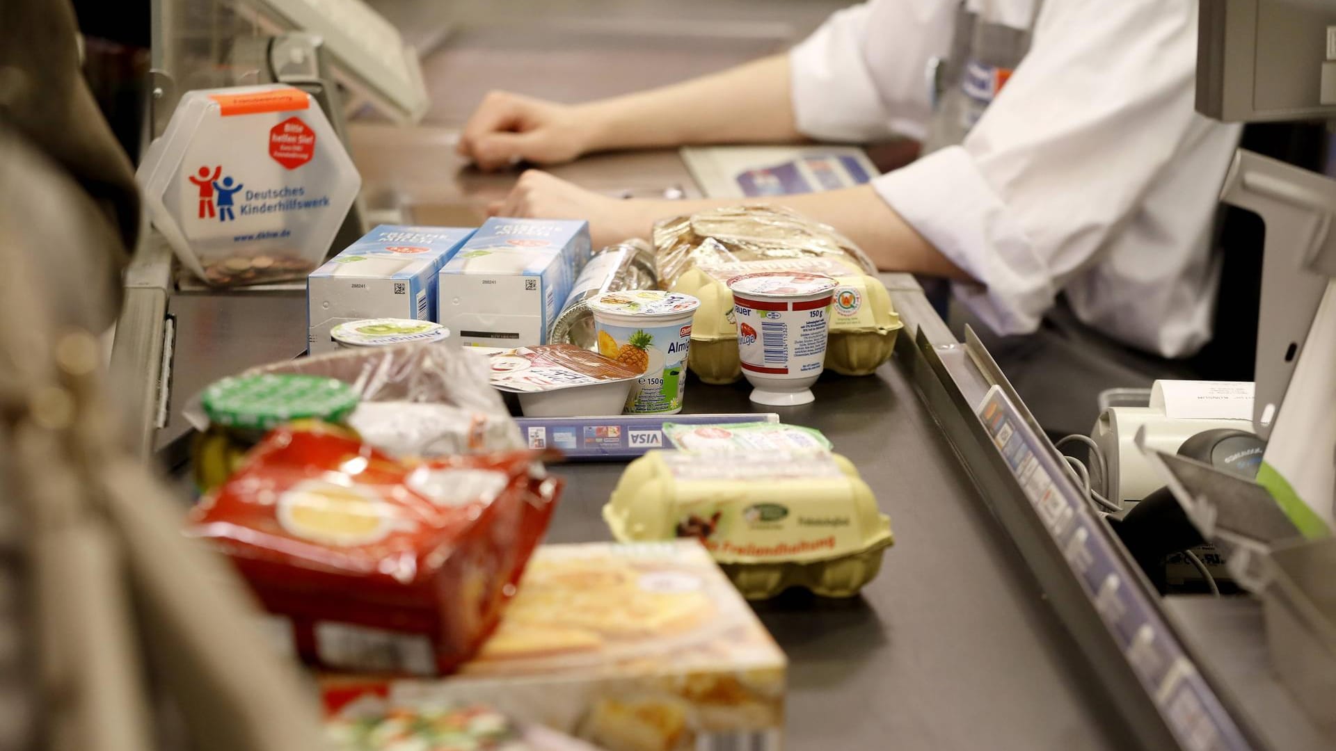 Ein Mann sitzt an der Kasse eines Supermarktes (Symbolbild): In Hamburg wurde einem Rewe-Mitarbeiter zwei Tage nach der Geburt seines Kindes gekündigt. Ein Mann sitzt an der Kasse eines Supermarktes (Symbolbild): In Hamburg wurde einem Rewe-Mitarbeiter zwei Tage nach der Geburt seines Kindes gekündigt.