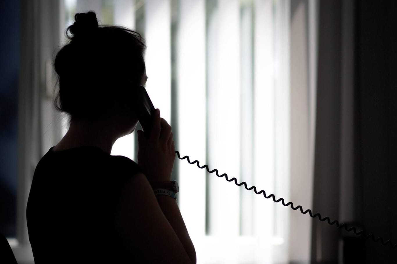 Eine Frau telefoniert (Symbolbild): In Hagen warnt die Polizei vor Betrugsmaschen rund um Corona.