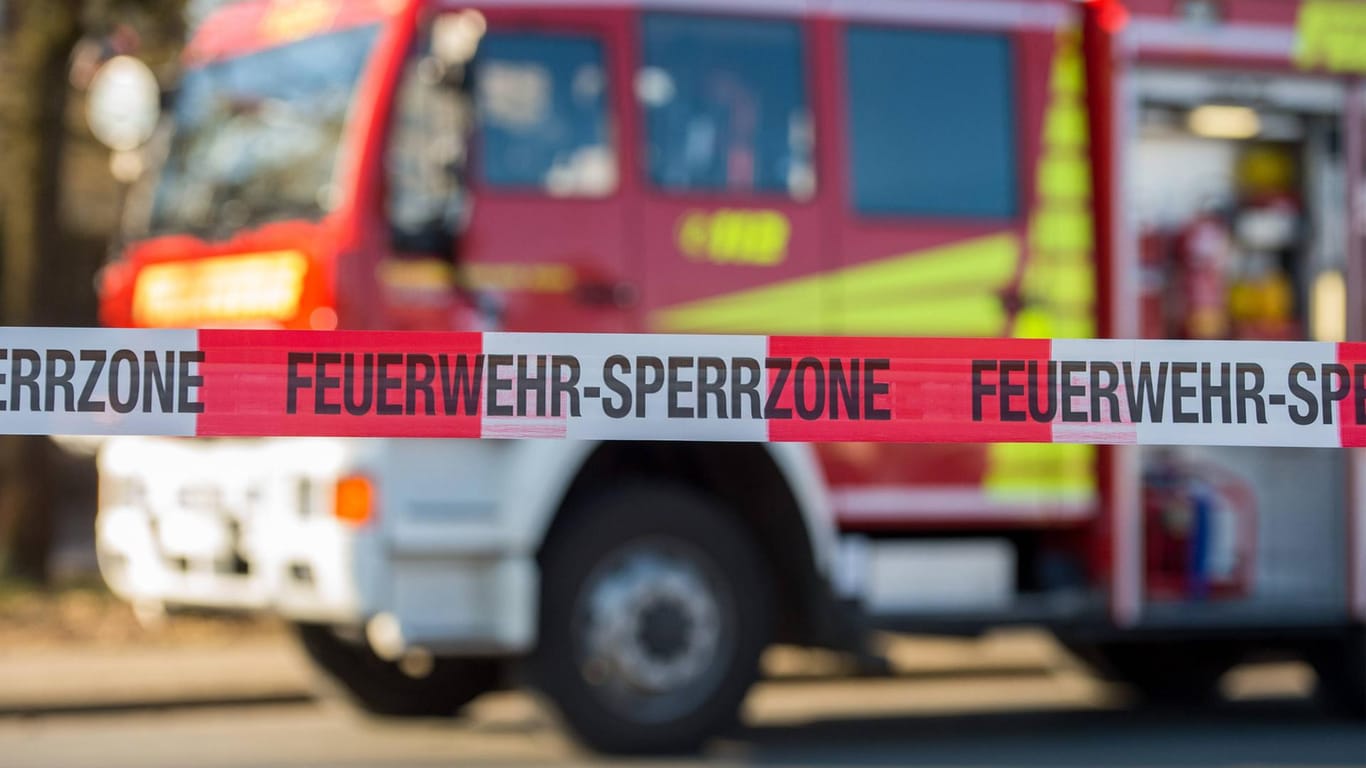 Feuerwehrauto mit Flatterband: In Schopfheim ist auf 40 Metern ein Hang abgerutscht, vier Häuser sind unbewohnbar. (Symbolfoto)
