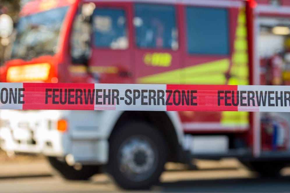Feuerwehrauto mit Flatterband: In Schopfheim ist auf 40 Metern ein Hang abgerutscht, vier Häuser sind unbewohnbar. (Symbolfoto)