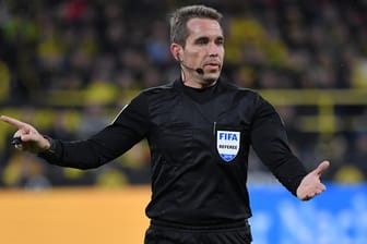Tobias Stieler: Der Schiedsrichter stand nach dem Spiel zwischen Dortmund und Paderborn.