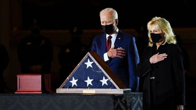 Im US-Kapitol aufgebahrt zu werden, ist normalerweise verstorbenen Politgrößen vorbehalten - jetzt wurde dem getöteten Kapitol-Polizisten Brian Sicknick diese Ehre zuteil. Im US-Kapitol aufgebahrt zu werden, ist normalerweise verstorbenen Politgrößen vorbehalten - jetzt wurde dem getöteten Kapitol-Polizisten Brian Sicknick diese Ehre zuteil.