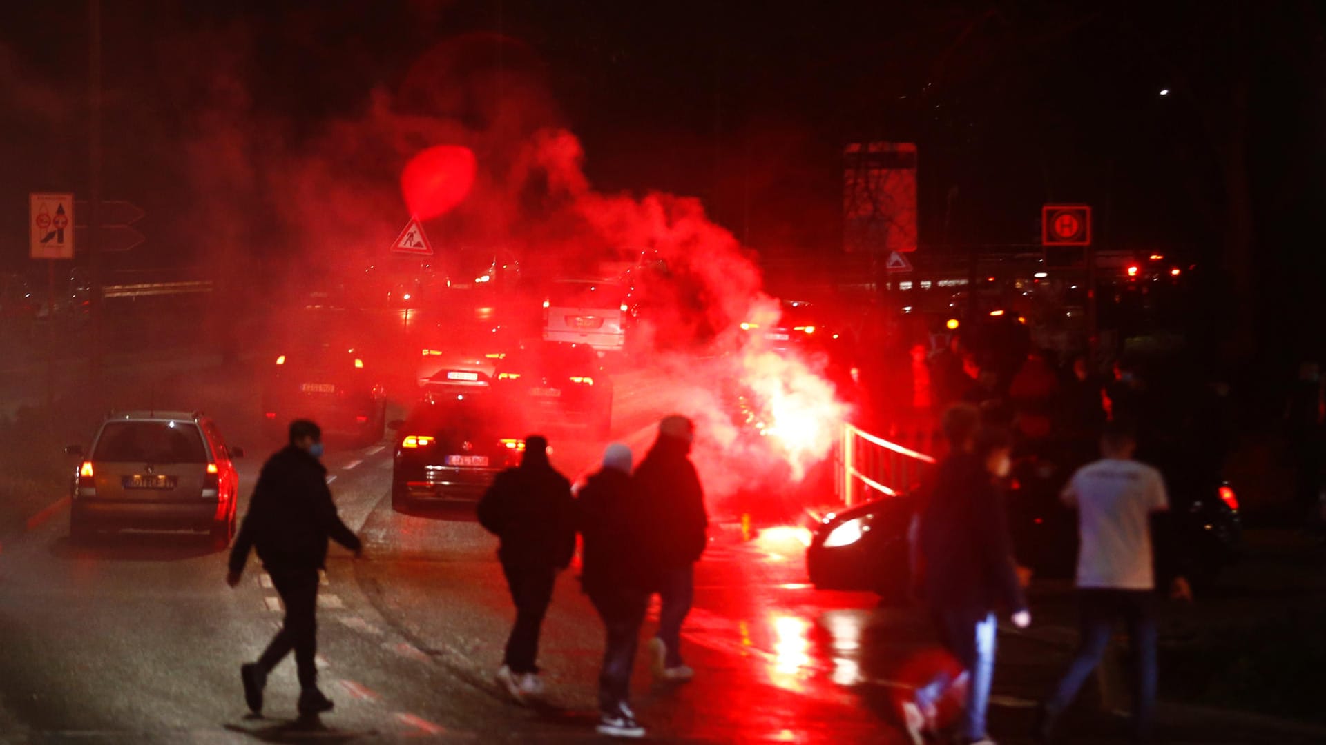 Fans zünden Pyrotechnik nach dem Pokalsieg von Rot-Weiss Essen gegen Bayer Leverkusen: Größtenteils verliefen die Feiern ruhig.