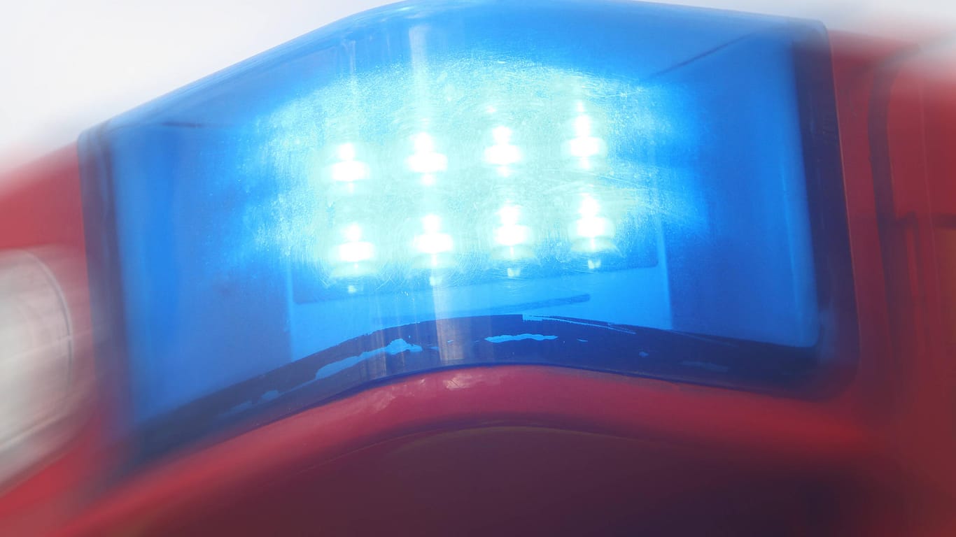 Blaulicht eines Krankenwagens: Auf Sylt laufen Ermittlungen, nachdem ein 42-jähriger Arbeiter tödlich verunglückt ist. (Symbolfoto)