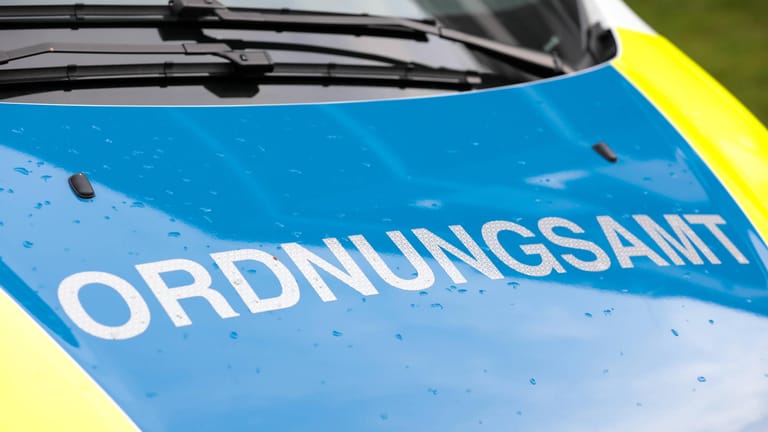 Ein Fahrzeug des Ordnungsamtes (Symbolbild): In Hagen sind zwei Mitarbeiter der Behörde nach der Teilnahme an einer Corona-Demo entlassen worden.