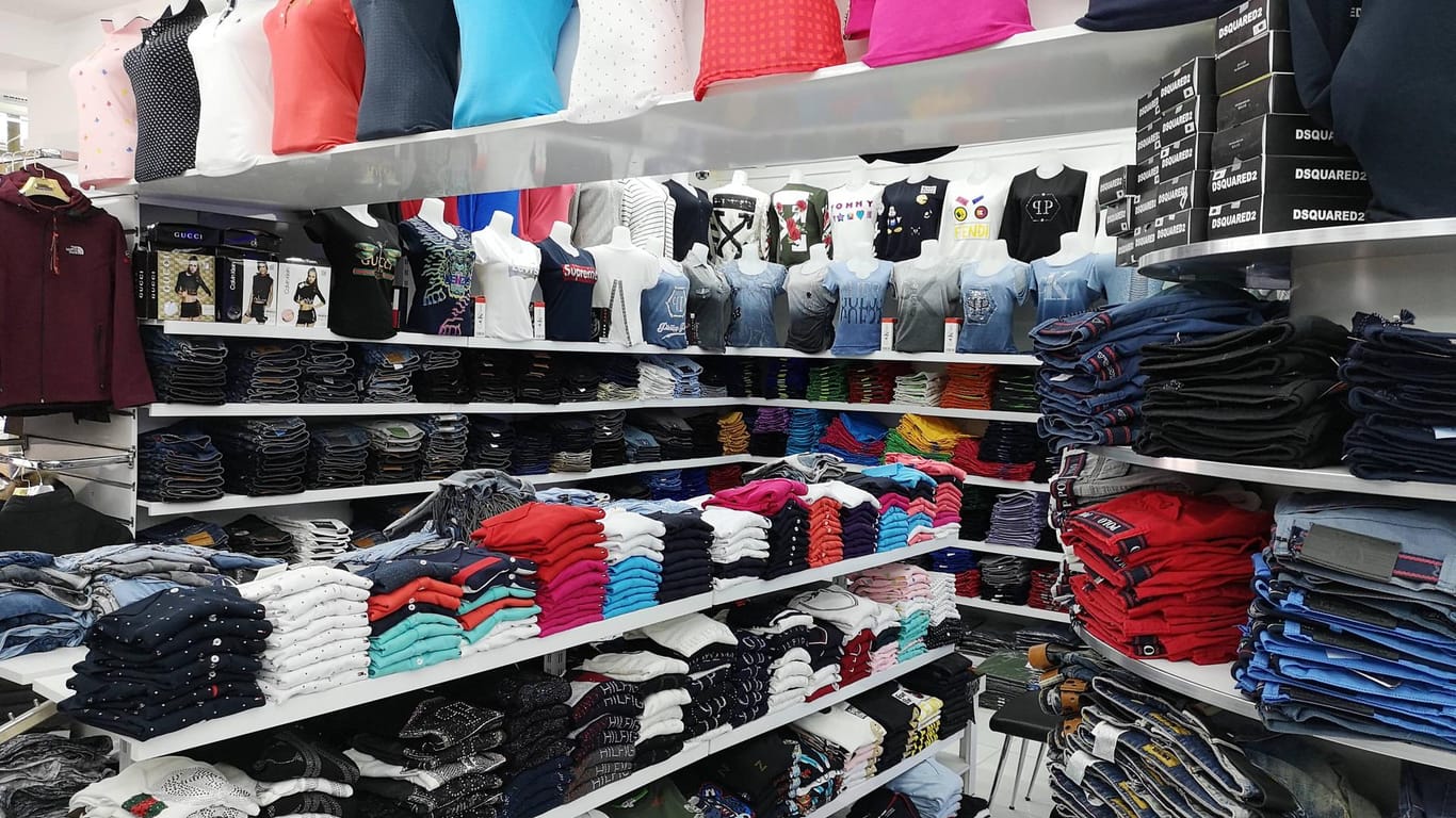 Ein Geschäft mit Kleidungsstücken (Symbolbild): In Dortmund ist ein Fake-Marken-Shop geschlossen worden. Er hatte in der Pandemie geöffnet.