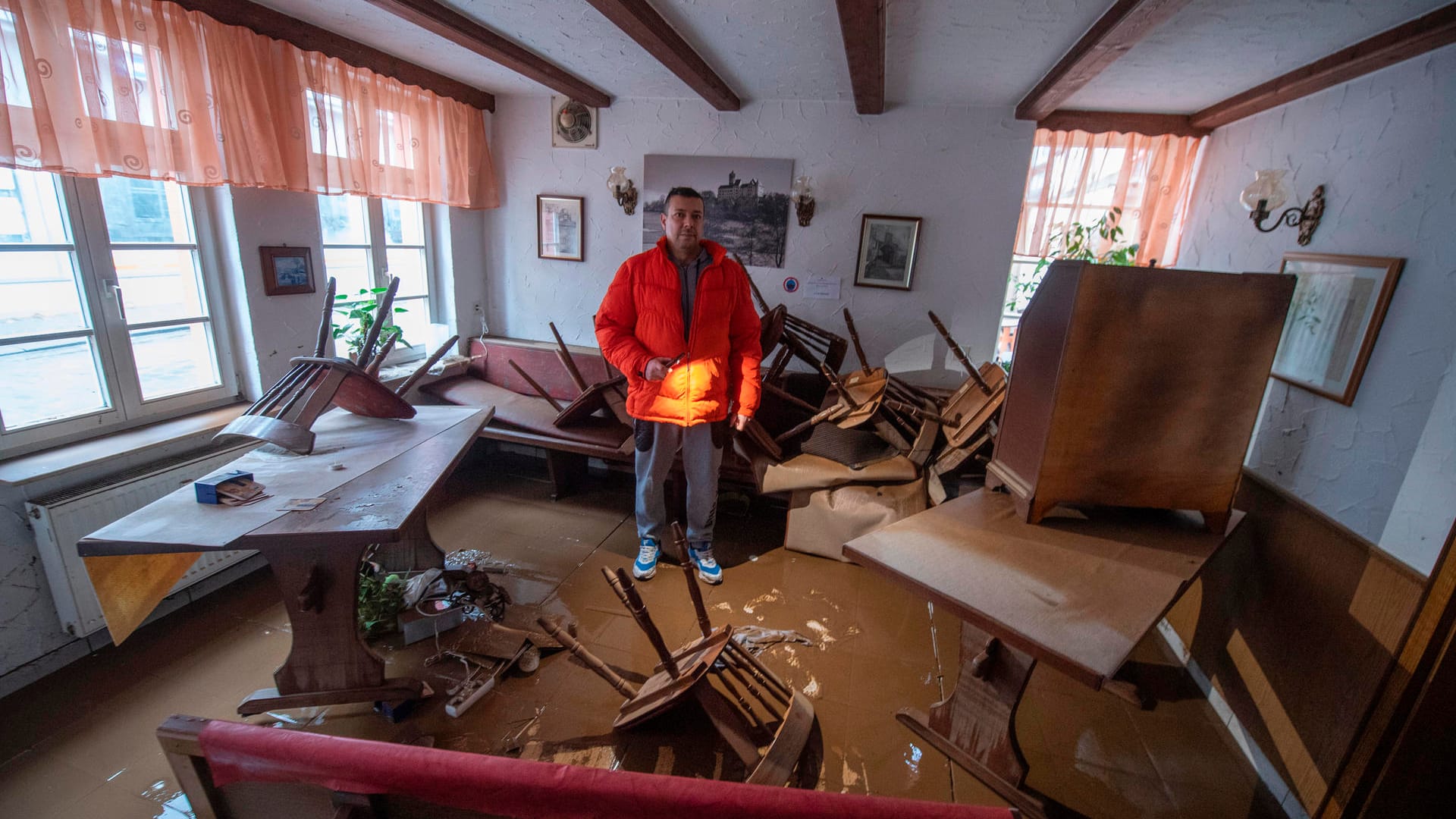 Am Morgen nach dem verheerenden Hochwasser steht Filippo Vulcano in den Trümmern der von ihm verpachteten Altstadtkneipe in Büdingen: Innerhalb weniger Stunden war die komplette Altstadt überflutet worden, ganze Straßenzüge standen meterhoch unter Wasser.