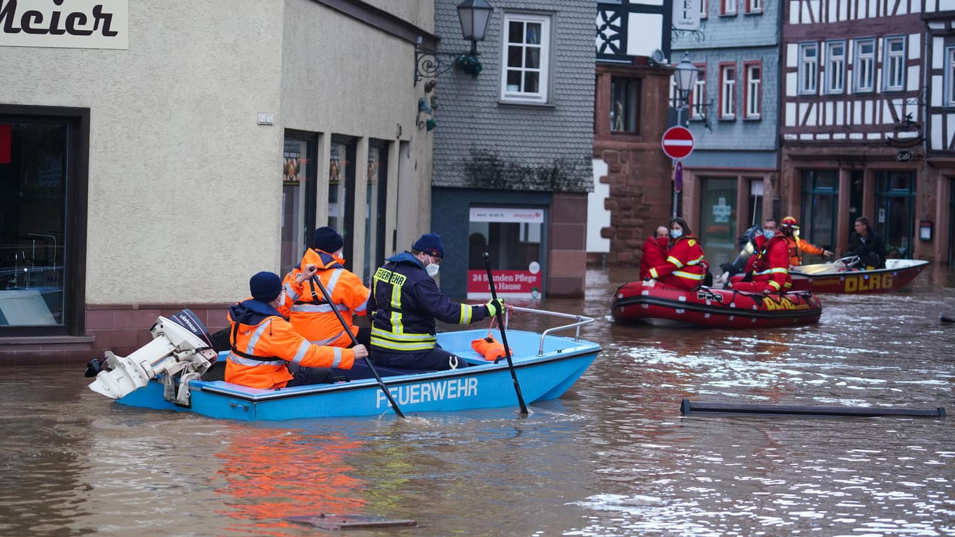 Mitarbeiter von DLRG und Feuerwehr bergen Bewohner aus den vom Wasser eingeschlossenen Häusern in der überfluteten Altstadt: Nach dem Hochwasser in Büdingen ruft die Stadt zu Spenden auf.