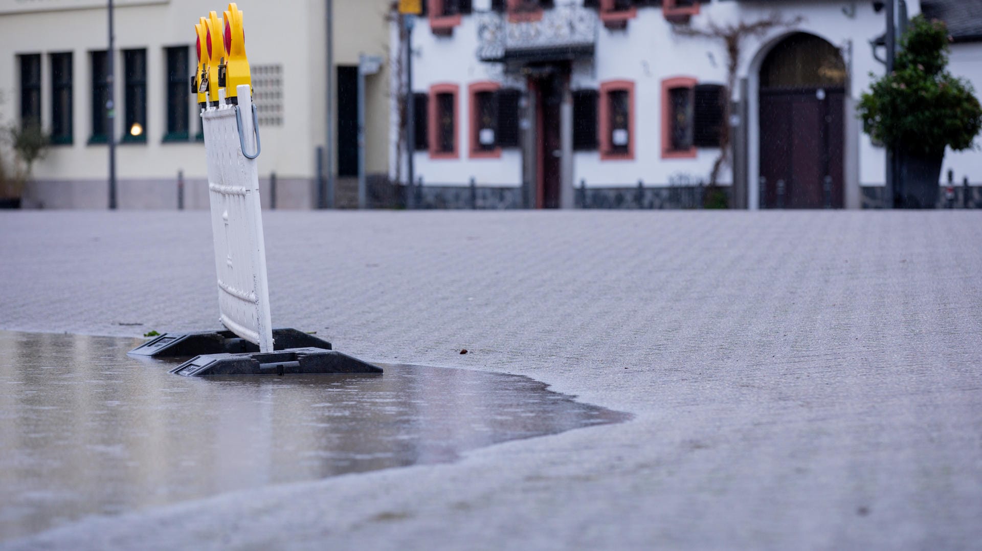 Das Wasser des Rheins ist im Stadtteil Zündorf bis hin zum Marktplatz gestiegen: Das Hochwasser steht kurz vor der kritischen Marke.