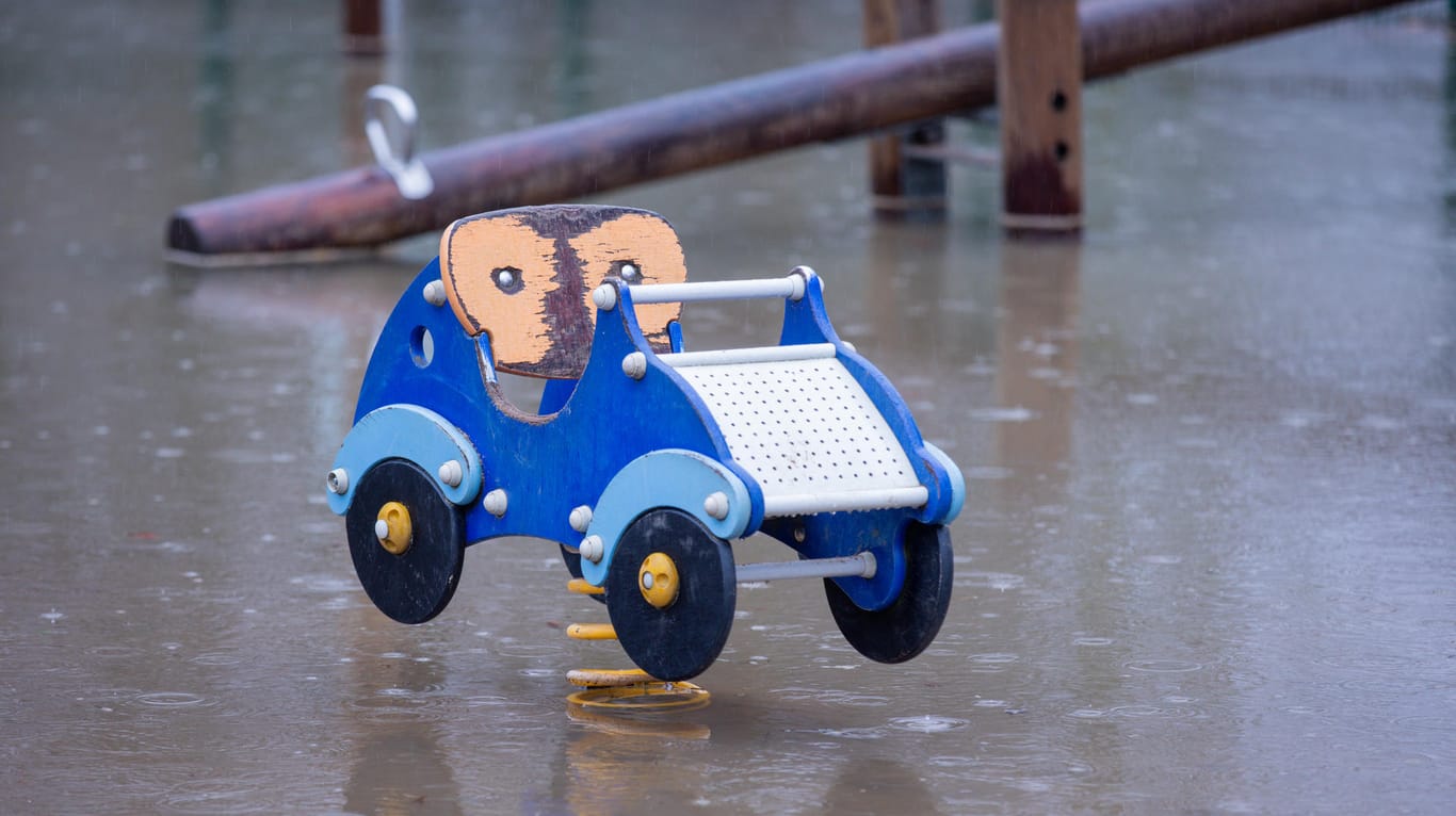 Ein Kinderspielplatz am Rhein im Stadtteil Zündorf ist überflutet: Der Rheinpegel steht kurz vor der kritischen Marke.