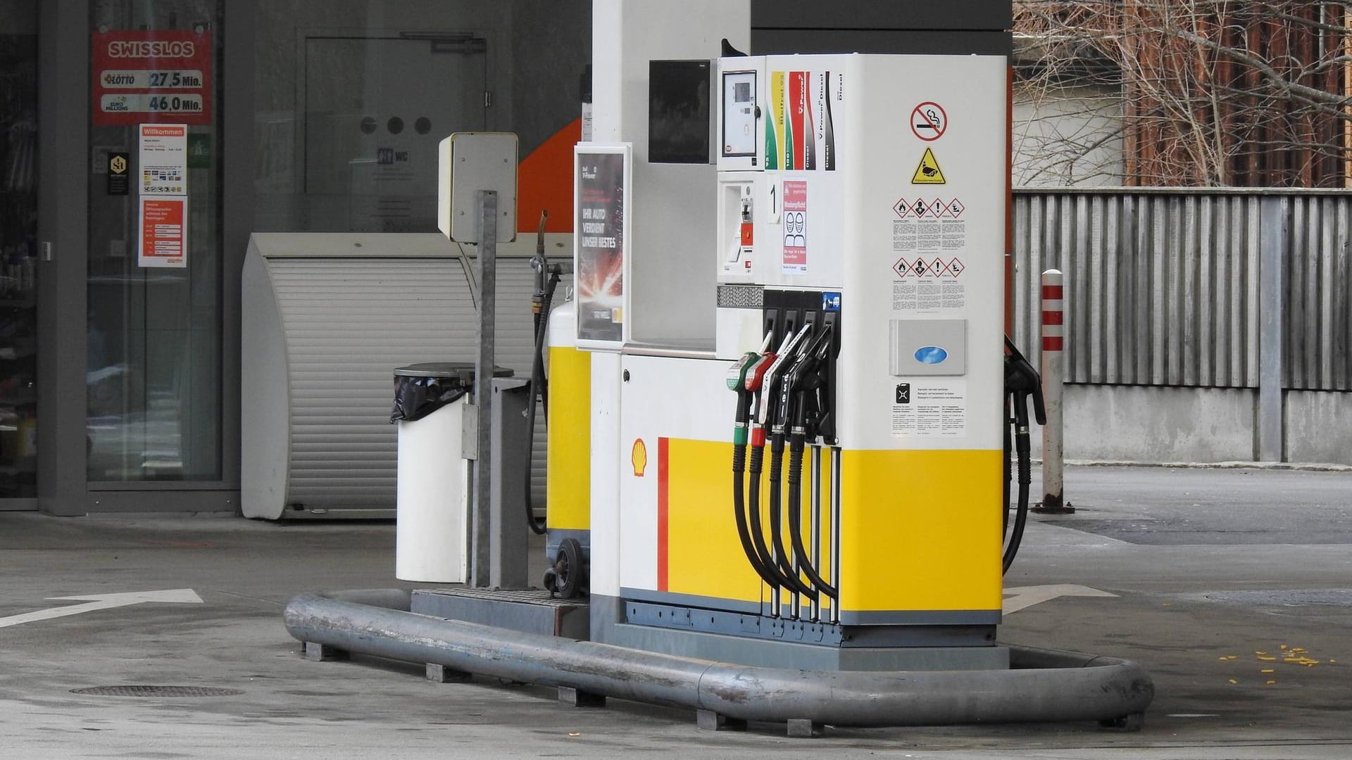 Eine Zapfsäule an einer Tankstelle (Symbolbild): Die Mutter ist mit einem Fahrrad zu der Tankstelle gefahren und hat mit einer Spielzeugpistole gedroht.