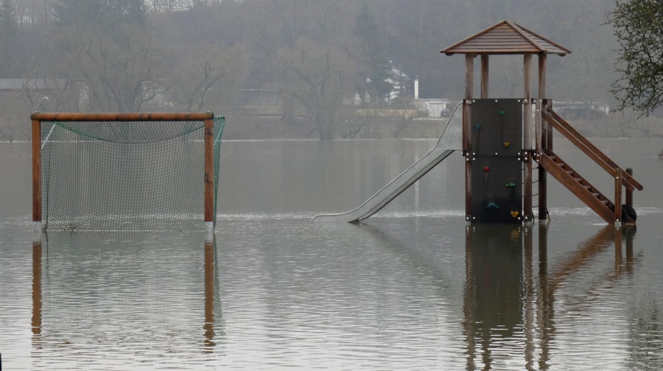 Baden-Württemberg, Bechingen-Zell: Ein Spielplatz steht am Ufer der Donau unter Wasser.