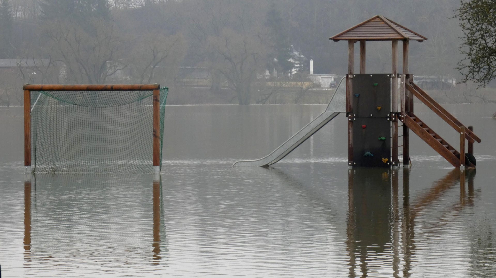 Baden-Württemberg, Bechingen-Zell: Ein Spielplatz steht am Ufer der Donau unter Wasser. Baden-Württemberg, Bechingen-Zell: Ein Spielplatz steht am Ufer der Donau unter Wasser.