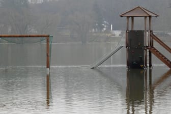 Baden-Württemberg, Bechingen-Zell: Ein Spielplatz steht am Ufer der Donau unter Wasser.