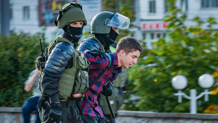 Im Zweifel Know-how aus Deutschland: Polizisten in Belarus im vergangenen Sommer