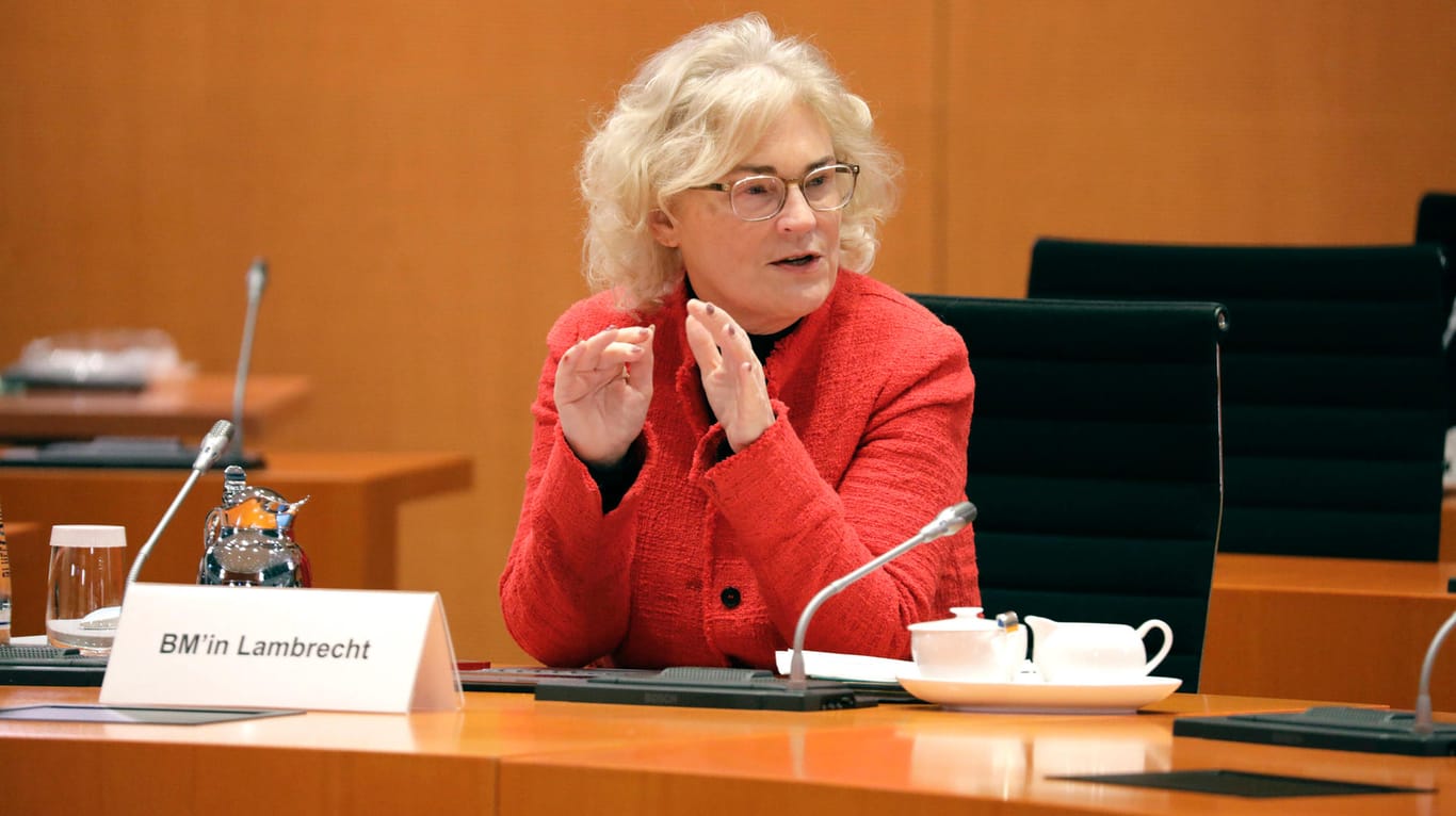 Justizministerin Christine Lambrecht (SPD): Das Bundeskabinett übergibt seinen Vorschlag zur Urheberrechtsreform dem Bundestag.