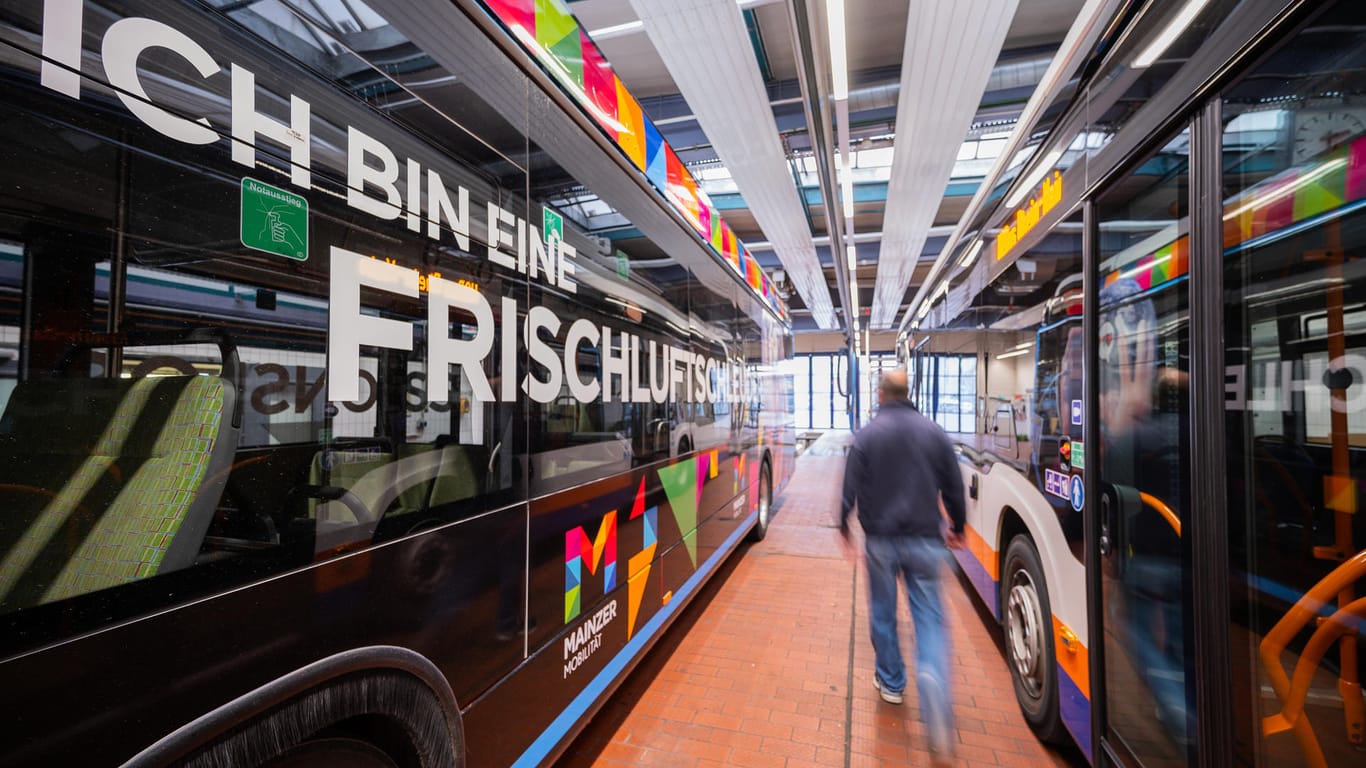 Ein Bus mit Brennstoffzelle und Wasserstoff (links): In Deutschland soll der Anteil erneuerbarer Energien im Verkehr bis 2030 auf 28 Prozent steigen.