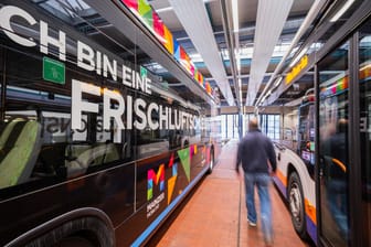 Ein Bus mit Brennstoffzelle und Wasserstoff (links): In Deutschland soll der Anteil erneuerbarer Energien im Verkehr bis 2030 auf 28 Prozent steigen.