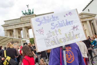 Eine Demo gegen Sexismus in der Werbung am Brandenburger Tor: In Kreuzberg-Friedrichshain ist diskriminierende Werbung bereits seit 2014 verboten.