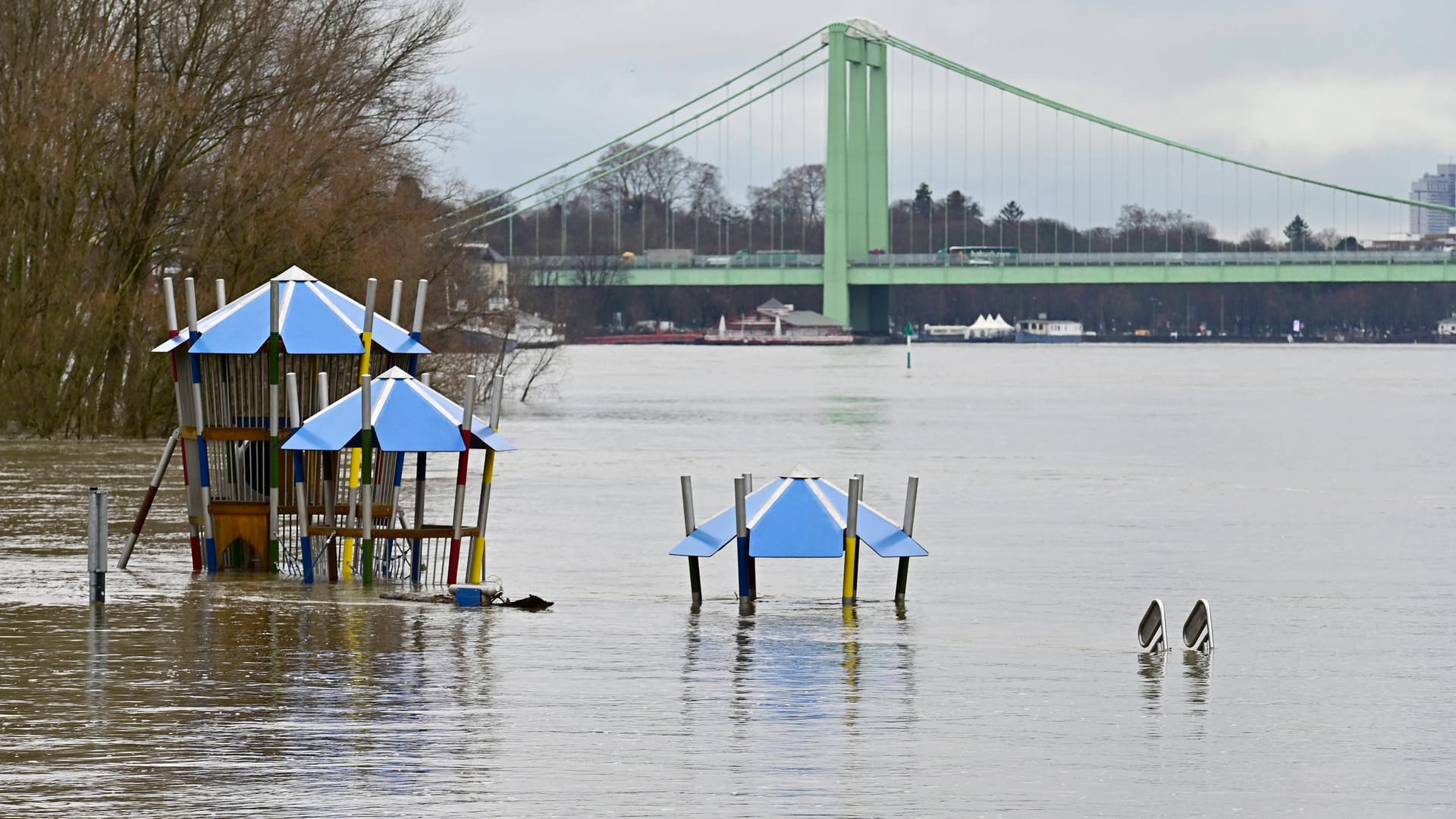 Der Rhein in Köln: Der Wasserstand steigt durch Tauwetter und Niederschlägen weiter an.