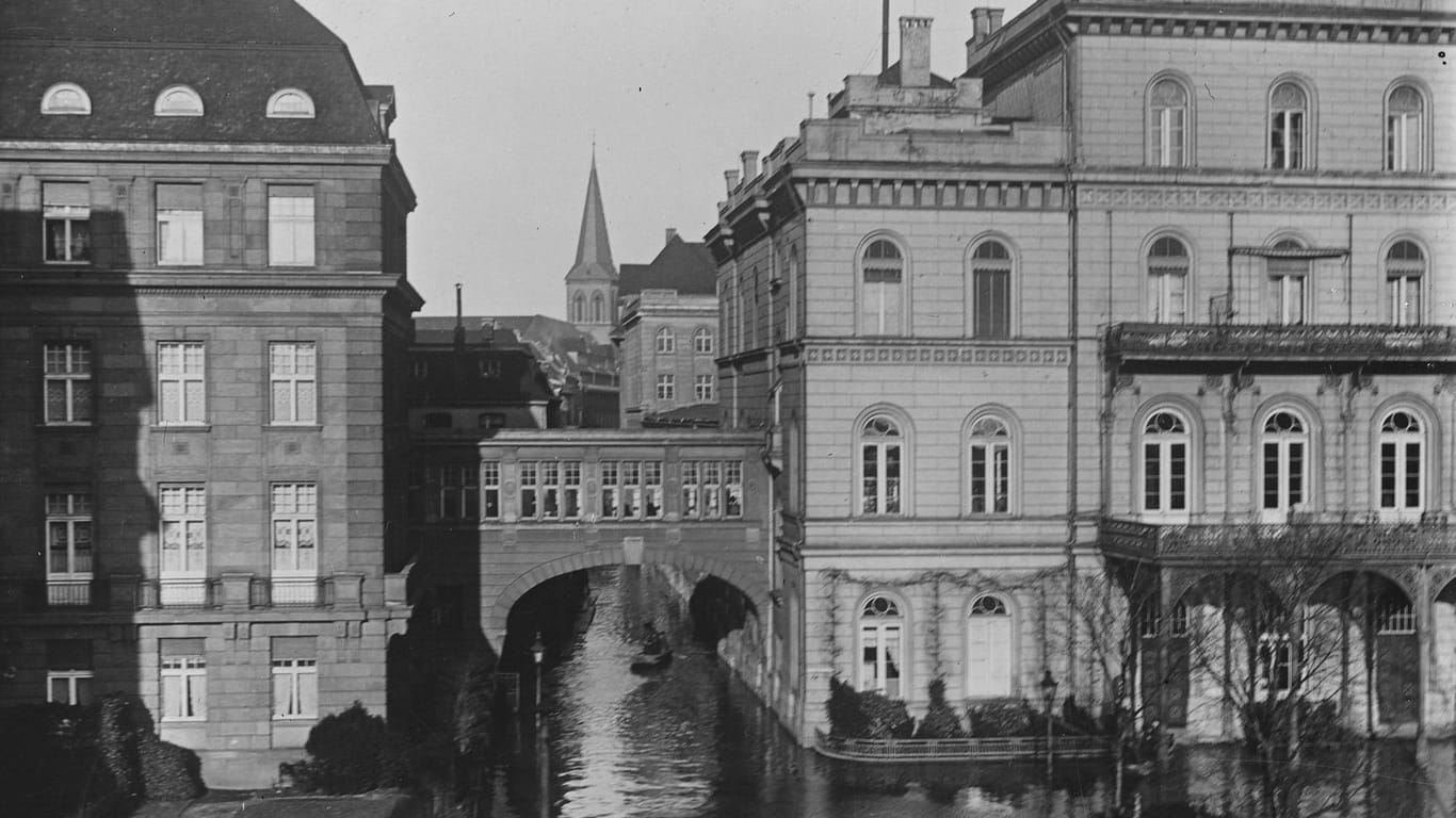 Eine überschwemmte Bahnstation in Köln: Im Januar 1920 erreichte der Rheinpegel über zehn Meter.