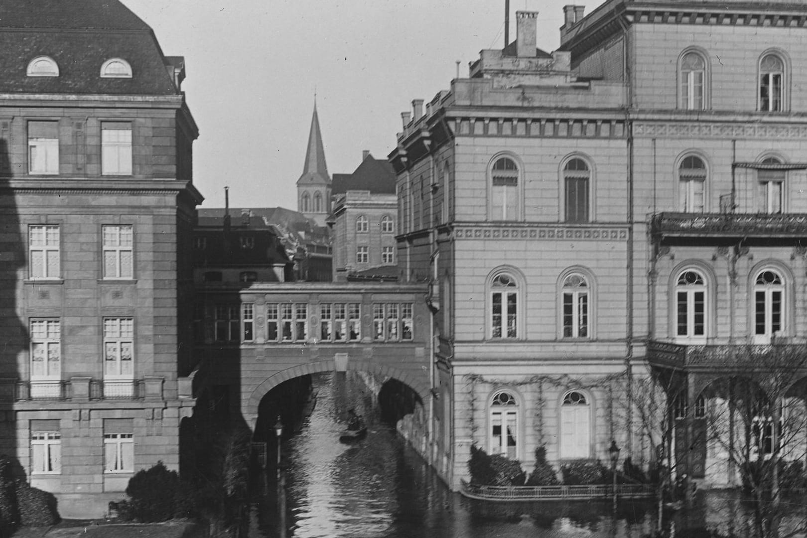 Eine überschwemmte Bahnstation in Köln: Im Januar 1920 erreichte der Rheinpegel über zehn Meter.