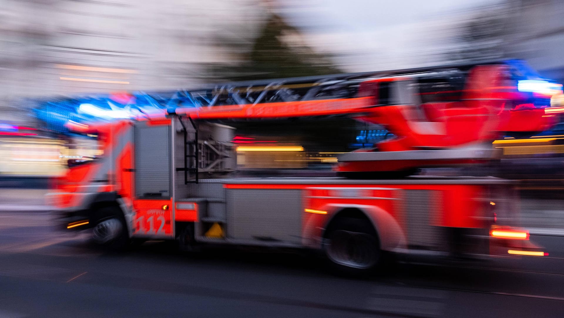 Ein Einsatzfahrzeug der Feuerwehr (Symbolbild): Mit einer Drehleiter hatten Feuerwehrleute versucht, über das Fenster Kontakt zu der Frau aufzunehmen. Ein Einsatzfahrzeug der Feuerwehr (Symbolbild): Mit einer Drehleiter hatten Feuerwehrleute versucht, über das Fenster Kontakt zu der Frau aufzunehmen.