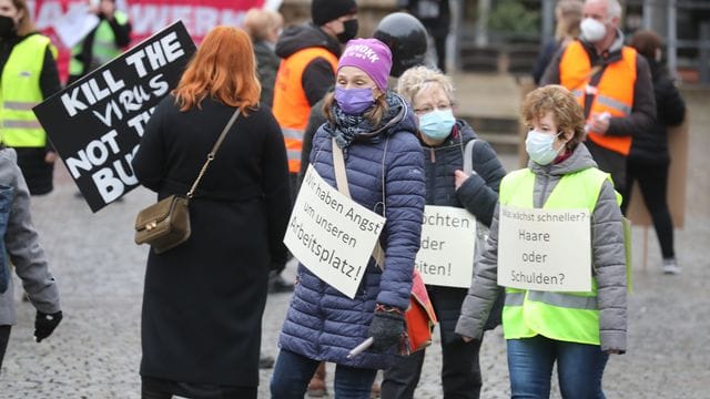 Teilnehmer einer Demo: In Erfurt haben Friseure für die Öffnung ihrer Salon demonstriert.