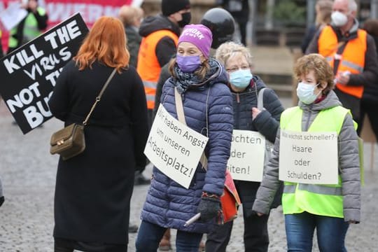 Teilnehmer einer Demo: In Erfurt haben Friseure für die Öffnung ihrer Salon demonstriert.